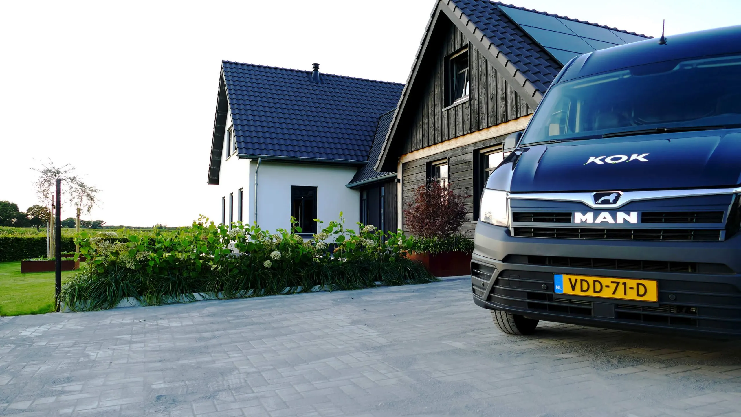Vrijstaande woning met zwarte houten gevel in Garderen, gebouwd door Bouwbedrijf Kok