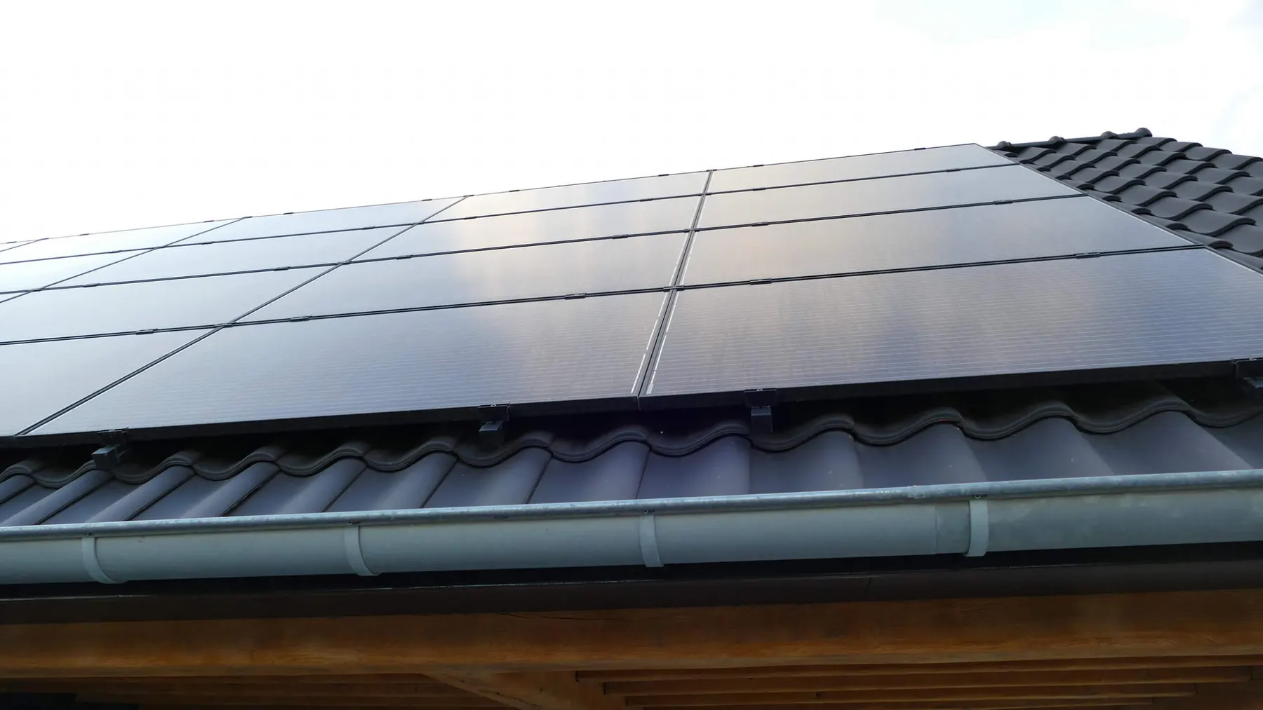 Zonnepanelen geïntegreerd in het dak van een nieuwbouwwoning