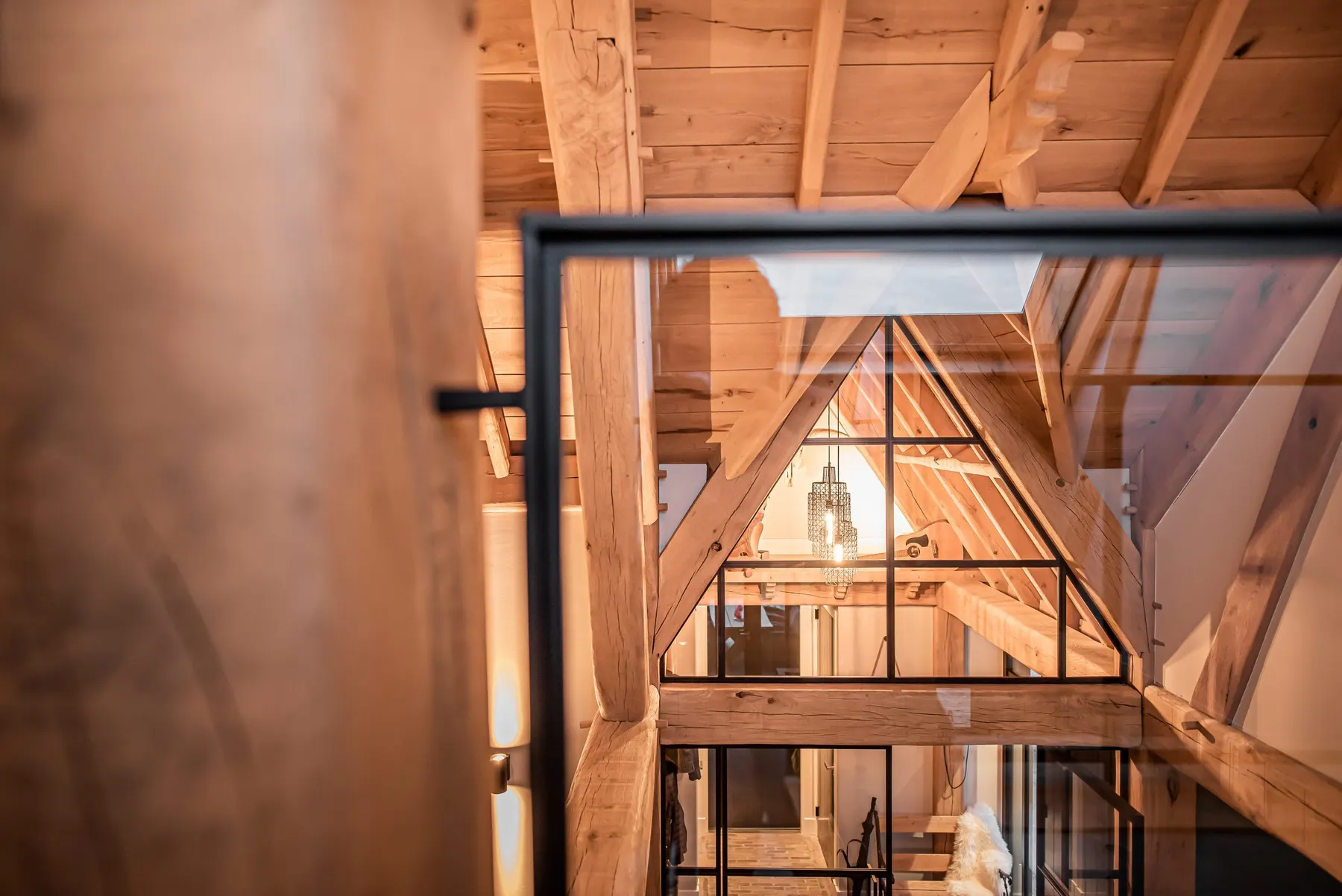 Vide met handbewerkte eiken spanten en een stalen balustrade na verbouwing
