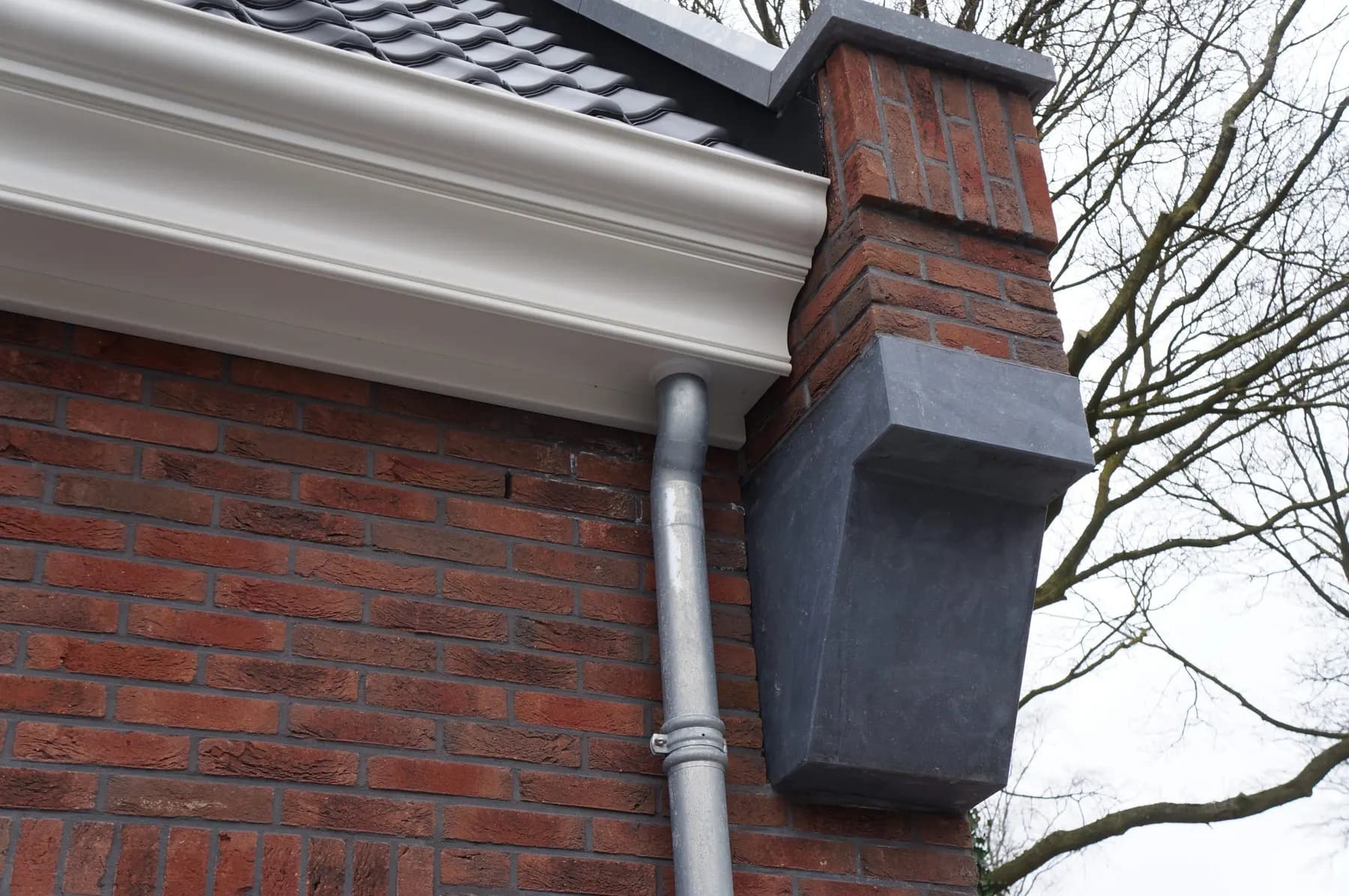 Goot, zinkwerk en metselwerk van dichtbij bekeken