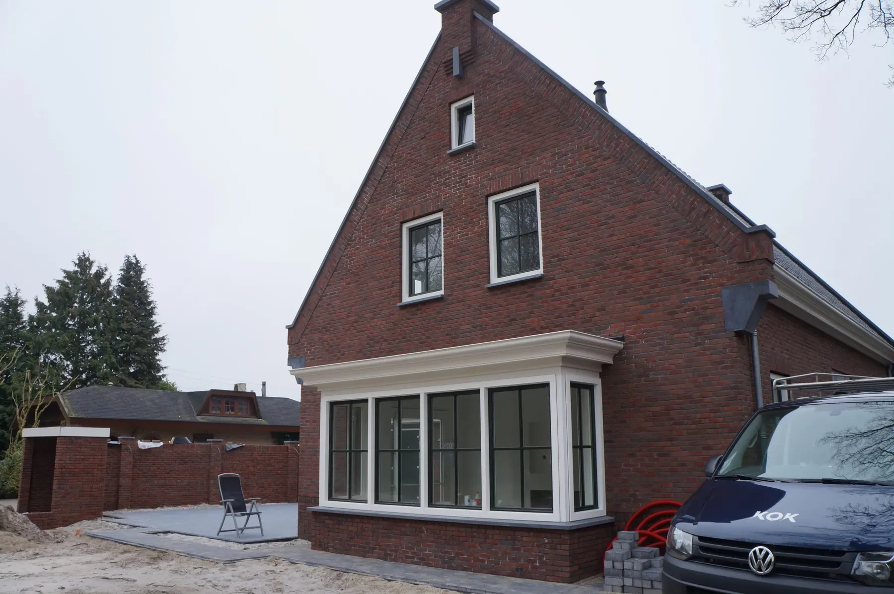 Vrijstaande woning in metselwerk met erker en dakkapel, tijdens de nieuwbouw