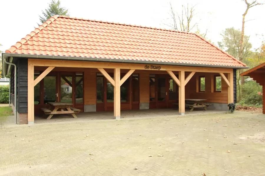 Recreatiegebouw met houten draagconstructie en overdekte buitenruimte